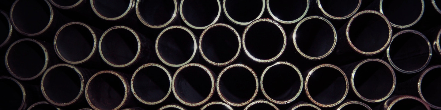 Vista ravvicinata di una lamina d'acciaio satinata; la superficie mostra un pattern lineare e regolare, che conferisce un effett Vista ravvicinata di una lamina d'acciaio satinata; la superficie mostra un pattern lineare e regolare, che conferisce un effett