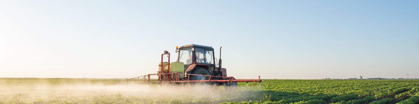 Trattore in campo al tramonto: Mezzo agricolo in attività tra filari, illuminato dalla luce calda del tramonto. Trattore in campo al tramonto: Mezzo agricolo in attività tra filari, illuminato dalla luce calda del tramonto.