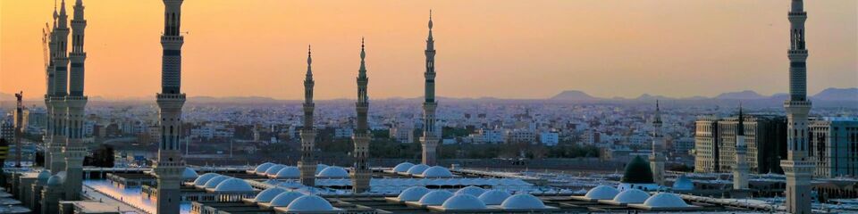 Vista della città al tramonto con gli edifici più alti che svettano. Arabia saudita_websim1