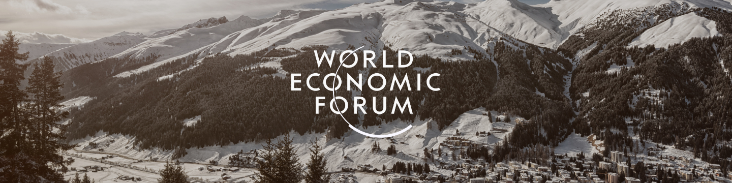 Logo del World Economic Forum sovrapposto a una veduta panoramica della città di Davos innevata. Logo del World Economic Forum sovrapposto a una veduta panoramica della città di Davos innevata.