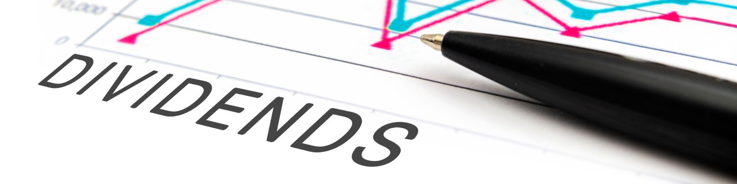 Dividendi rappresentati come conti e grafici su un foglio scritto a penna