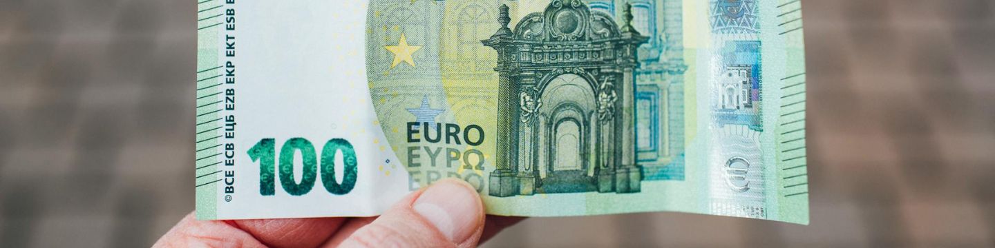 Banconota da 100 euro tenuta in mano
