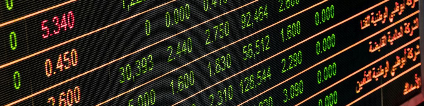 Schermo con numeri finanziari rossi e verdi