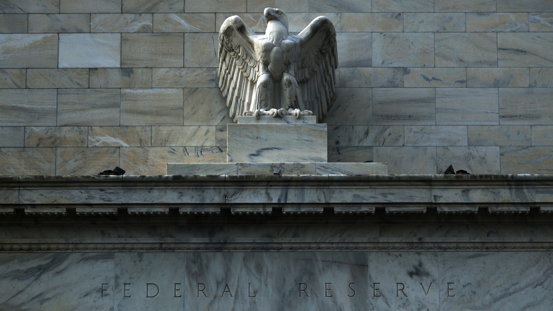 Statua di un'aquila sulla facciata del Marriner S. Eccles Federal Reserve Board Building a Washington con l'iscrizione Federal Reserve visibile sull'edificio.