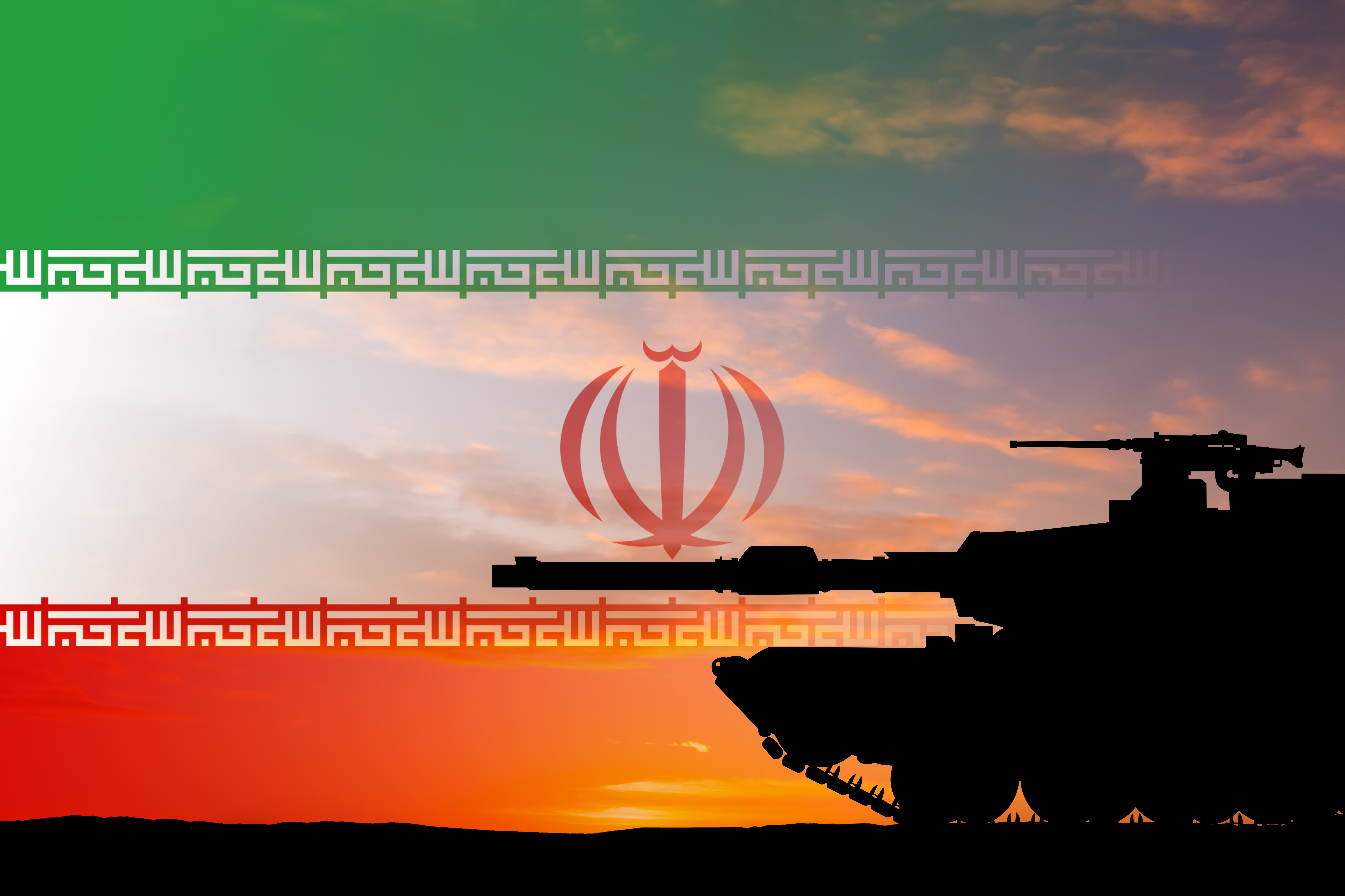 Bandiera Iran al tramonto e carro armato in primo piano Bandiera Iran al tramonto e carro armato in primo piano