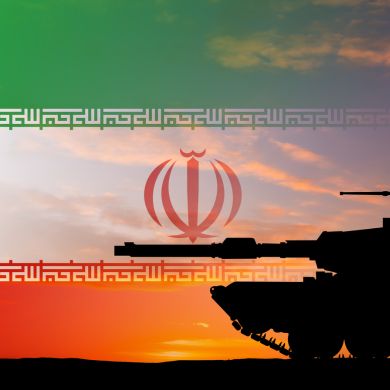 Bandiera Iran al tramonto e carro armato in primo piano