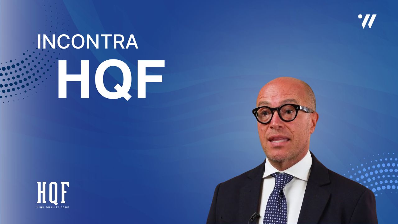 Video intervista all'amministratore delegato di HQF Simone Cozzi, qui raffigurato in primo piano su sfondo blu