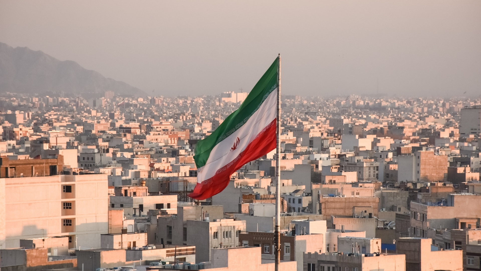 Città e bandiere iraniane