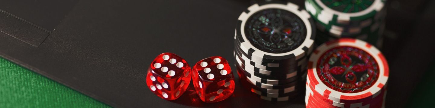In primo piano dadi e fish poker