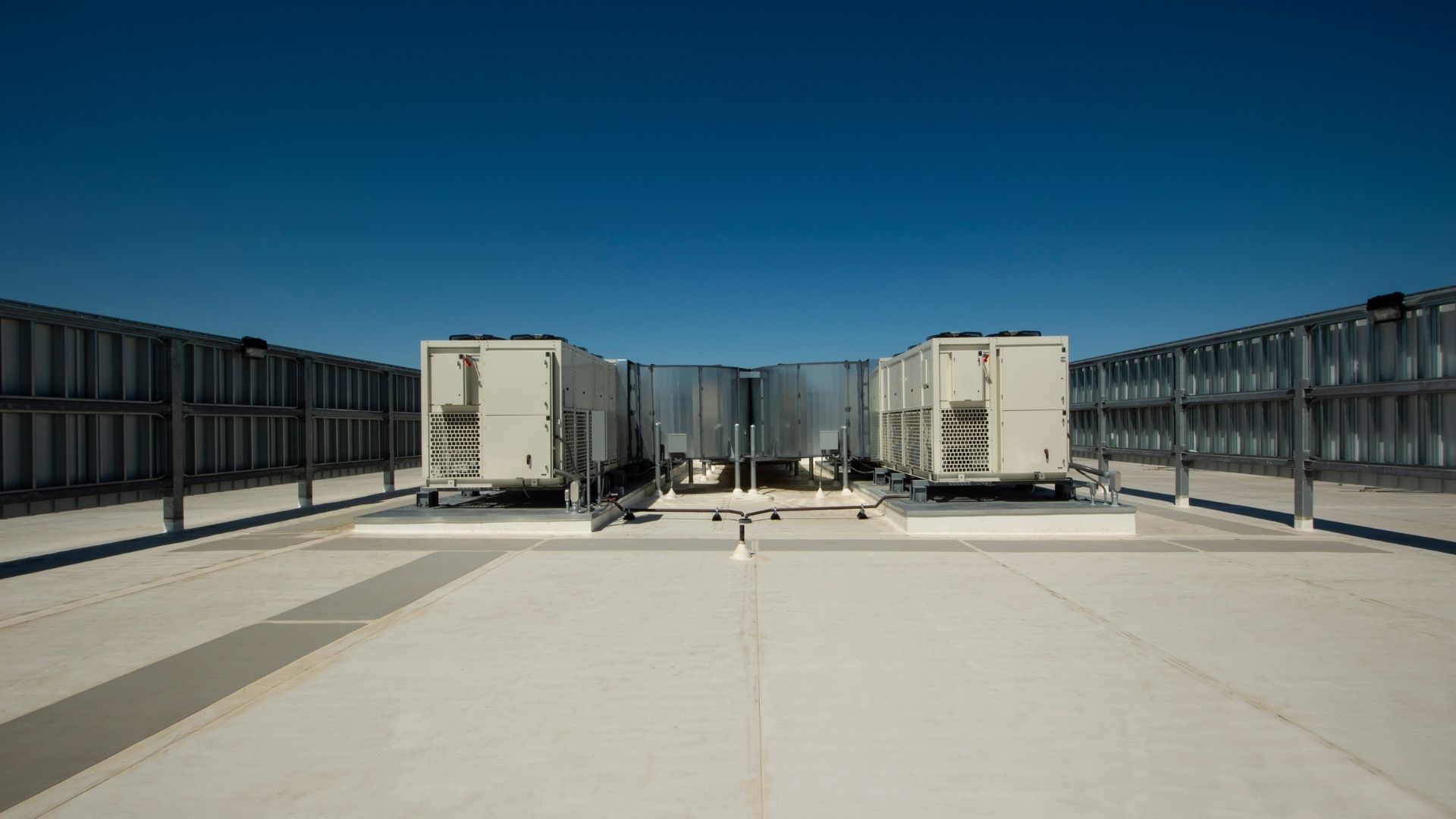 Impianto industriale Lu-Ve per refrigerazione e controllo climatico Impianto di refrigerazione industriale Lu-Ve con grandi condensatori e tecnologie per il controllo della temperatura e della qualità dell’aria.