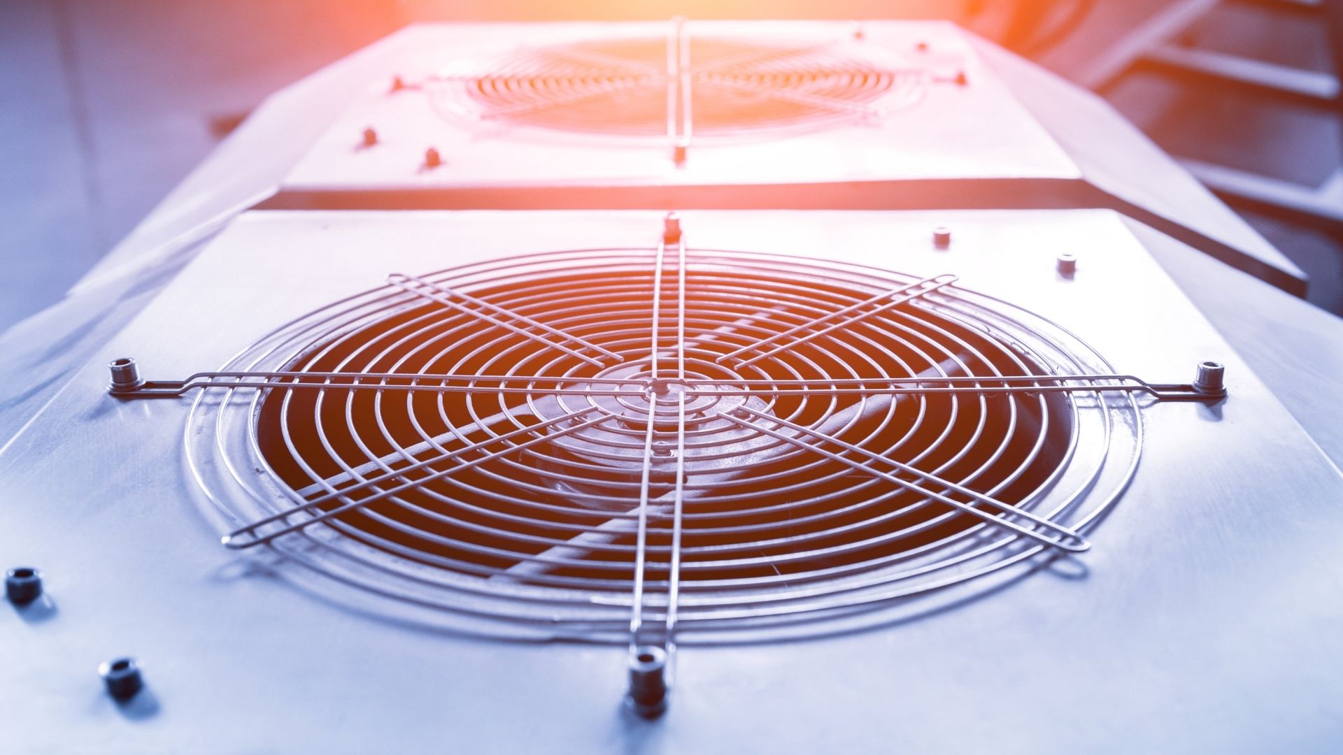 Sistemi HVAC&R Lu-Ve per climatizzazione industriale Serie di unità di climatizzazione e raffreddamento Lu-Ve installate in ambiente industriale per il controllo della temperatura e dell’efficienza energetica.