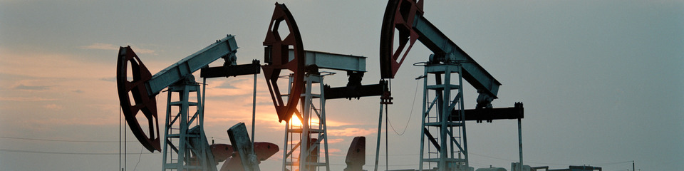 Il profumo di petrolio permea l'aria, simbolo di ricchezza e sacrificio.