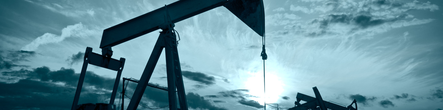 Tra raffinerie e pozzi, la città vive al ritmo dell'industria petrolifera.