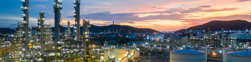 Una città in costante attività, dove il petrolio è il cuore pulsante dell'economia.