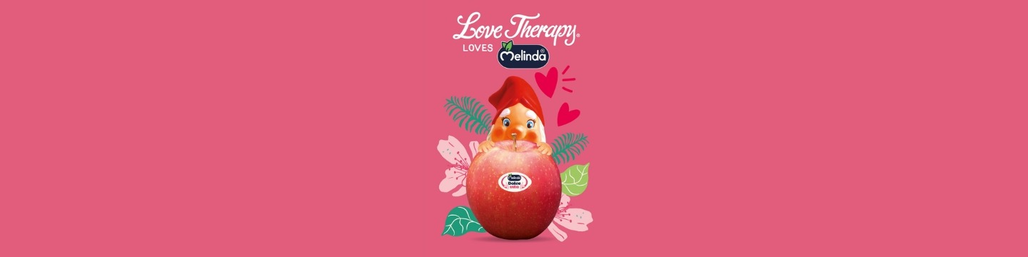 Illustrazione con mela rossa, personaggio buffo e scritte 'Love Therapy Loves Melinda' su sfondo rosa.