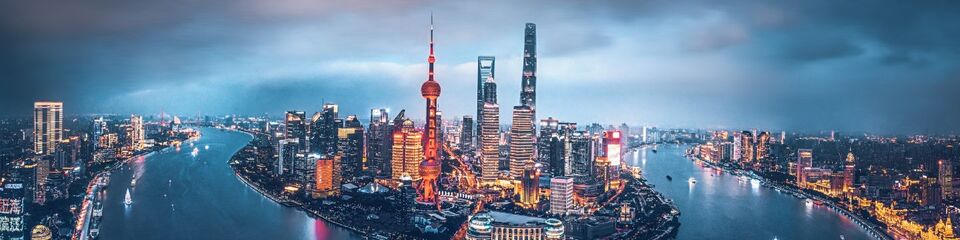 shanghai websim Skyline di Shanghai con il Bund e la Torre di Shanghai: Veduta aerea del centro, con i grattacieli moderni che svettano sul fium