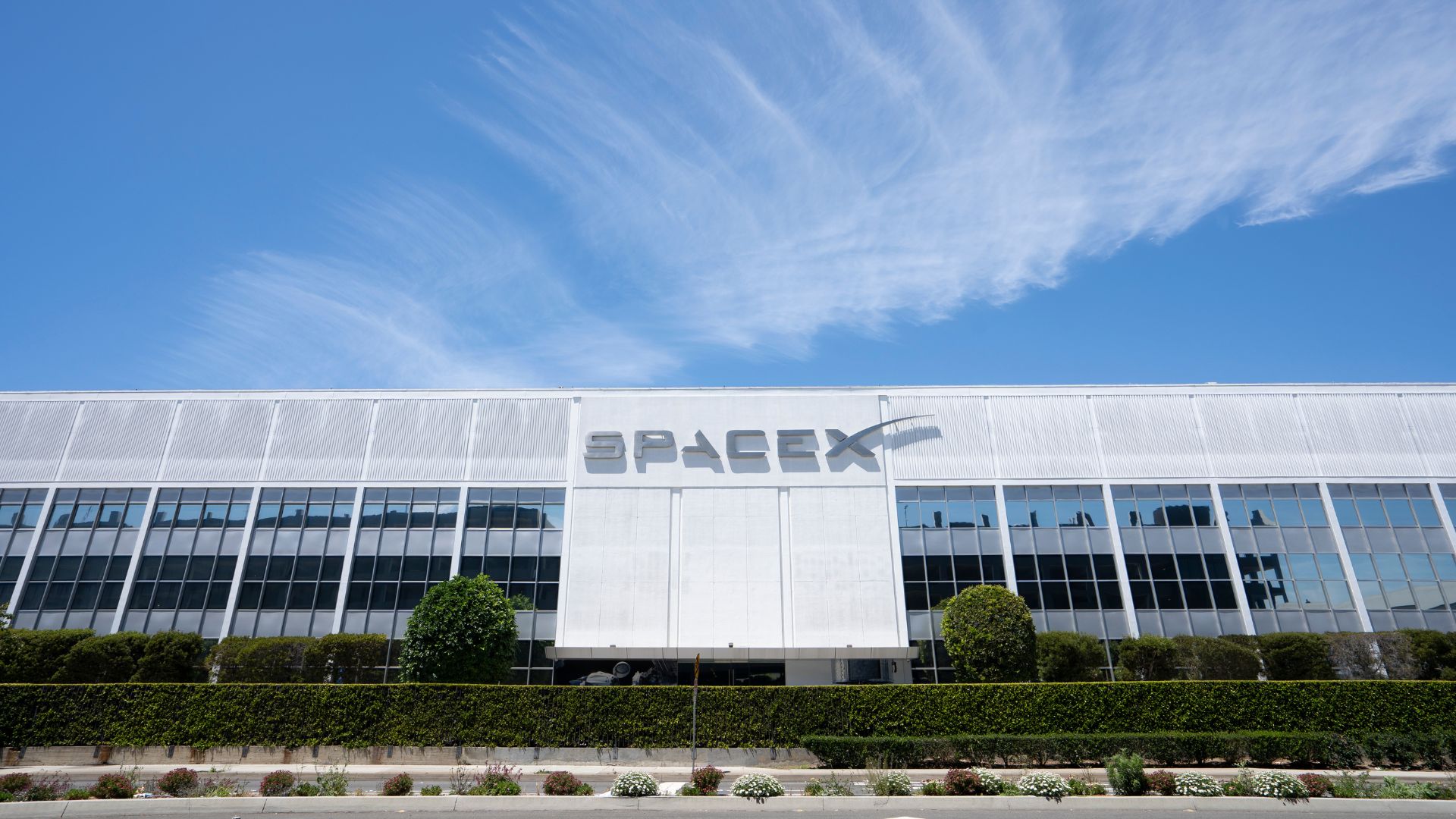 Vista frontale dell'headquarter di SpaceX in Hawthorne, California Vista frontale dell'headquarter di SpaceX in Hawthorne, California