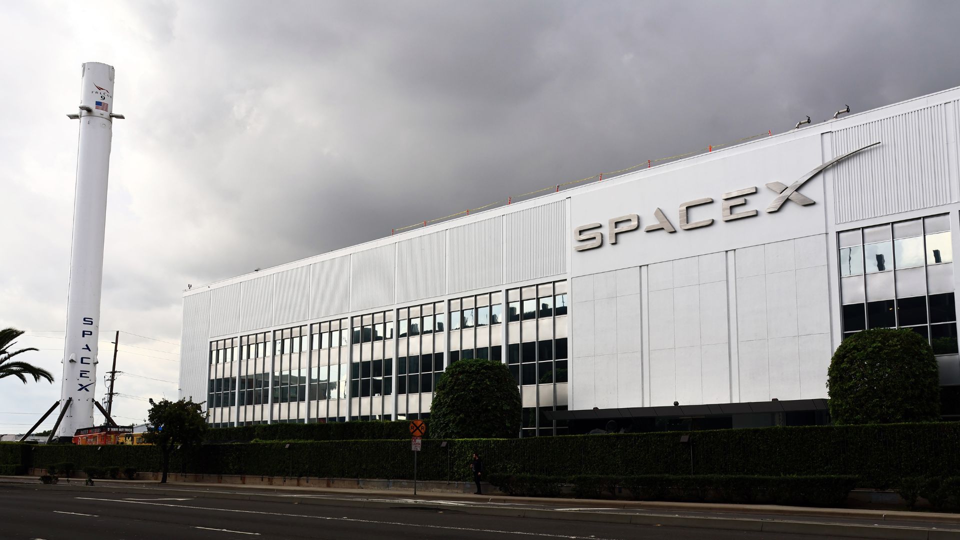 Vista esterna della sede centrale di SpaceX situata al numero 1 di Rocket Road Vista esterna della sede centrale di SpaceX situata al numero 1 di Rocket Road