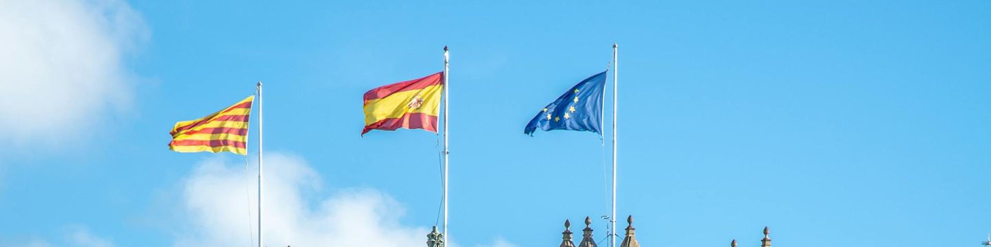 Bandiera europea e spagnola su sfondo limpido azzurro