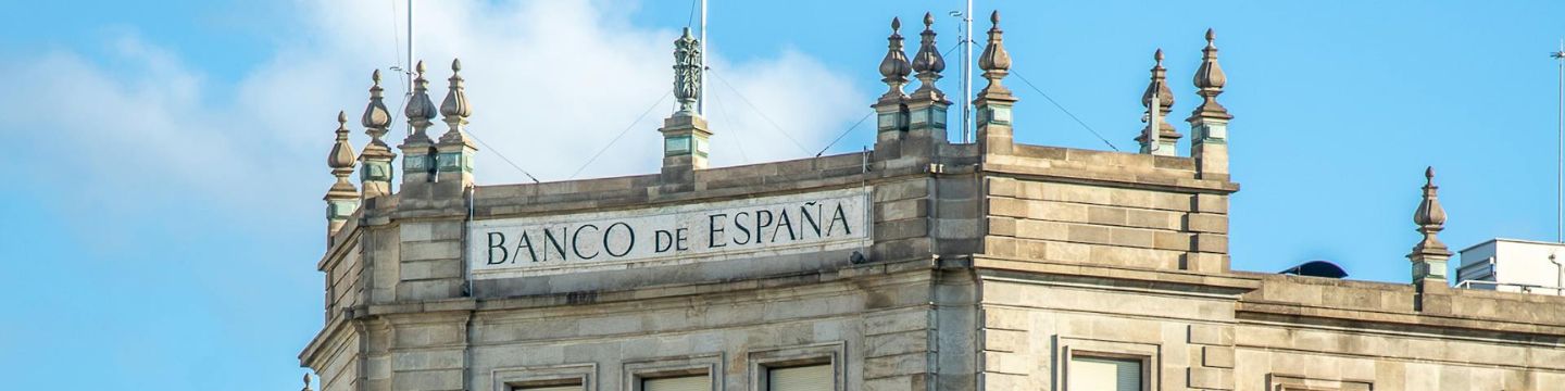 Facciata del Banco di Spagna in primo piano