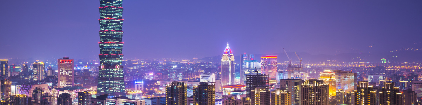 Skyline di Taipei con il Taipei 101: Panorama della città con il grattacielo Taipei 101 al centro, circondato da edifici moderni Skyline di Taipei con il Taipei 101: Panorama della città con il grattacielo Taipei 101 al centro, circondato da edifici moderni