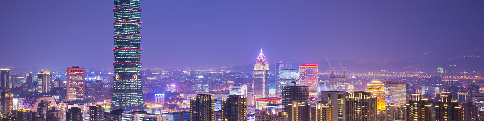 Taiwan_websim2 Skyline di Taipei con il Taipei 101: Panorama della città con il grattacielo Taipei 101 al centro, circondato da edifici moderni