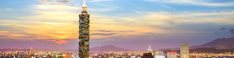 Taiwan_websim3 Vista aerea di Kaohsiung con porto: Skyline di Kaohsiung che si affaccia sul porto, con edifici moderni e grattacieli che si spe