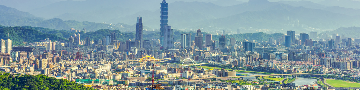 Vista aerea di Taipei con montagne sullo sfondo: Inquadratura dall’alto della città di Taipei, con grattacieli moderni che si es Vista aerea di Taipei con montagne sullo sfondo: Inquadratura dall’alto della città di Taipei, con grattacieli moderni che si es