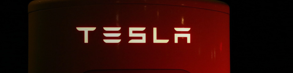 Logo tesla su sfondo rosso lucente