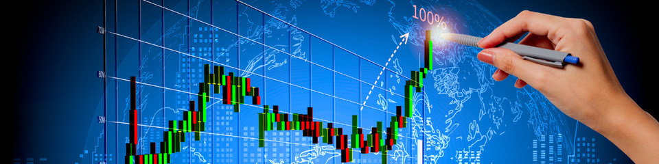 Persona concentrata davanti a più monitor con grafici di borsa, analizzando dati di mercato per operazioni di trading.