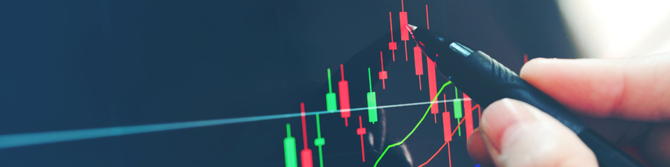 Primo piano di uno smartphone che mostra una piattaforma di trading, con variazioni di prezzo in tempo reale.