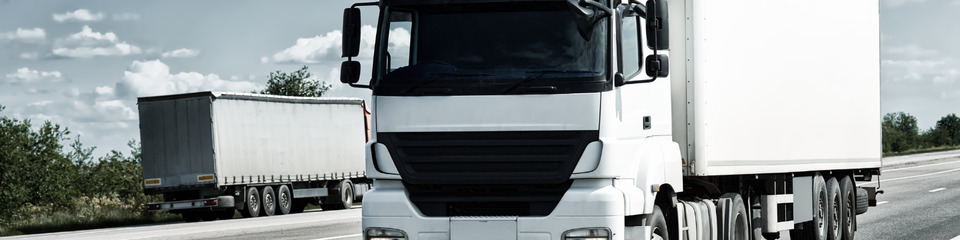 Il suono del motore di un camion che ruggisce mentre affronta un'erta, simbolo di determinazione e forza nel trasporto delle mer