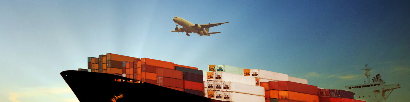 Trasporti_websim5 Il vapore che fuoriesce da una nave cargo all'attracco, segno di un'attività frenetica di carico e scarico di merci.