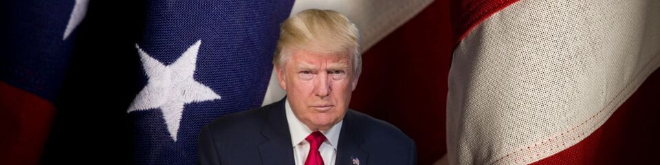 Immagine di Trump in primo piano con aria di sfida e sfondo con la bandiera quotidiana
