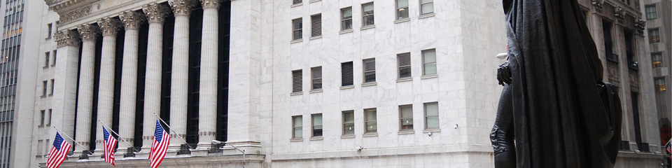 Wall Street, il cuore pulsante della finanza americana, è fiancheggiata da imponenti grattacieli che raccontano storie di invest