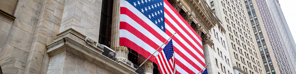 La bandiera americana sventola orgogliosa davanti a un campo di grano dorato, simbolo di libertà e prosperità