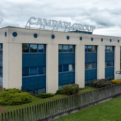 Veduta della moderna sede produttiva Campari, dove tradizione e innovazione si incontrano per dare vita a un’icona del gusto italiano.