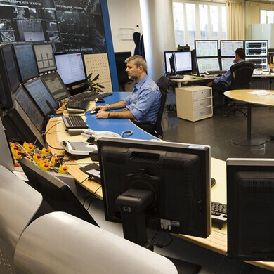 Sala di controllo ERG con monitor e personale operativo.