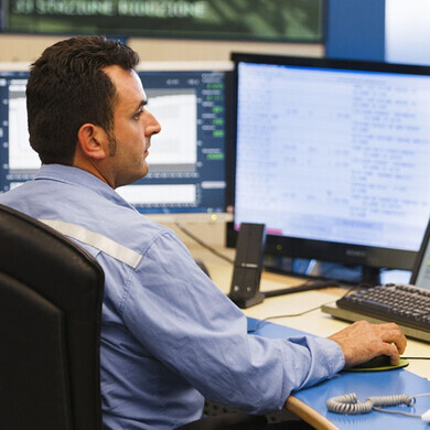 Operatori ERG davanti a schermi di monitoraggio e controllo.