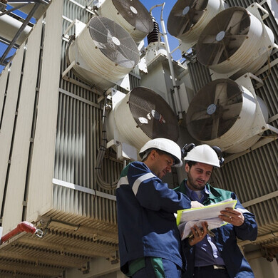 Impiegati impegnati nelle loro mansioni all’interno dell’azienda ERG.