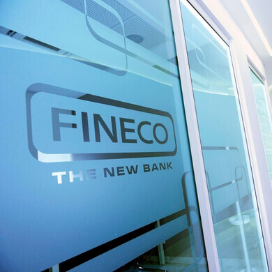 Interno di una filiale Fineco con sportelli e area clienti.