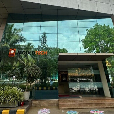 L’ingresso principale dell’azienda Interpump, con accesso moderno e accogliente verso gli spazi industriali e amministrativi.