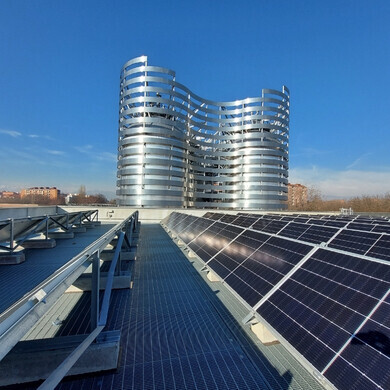 Vista frontale di un impianto fotovoltaico posizionato sulla copertura di un edificio