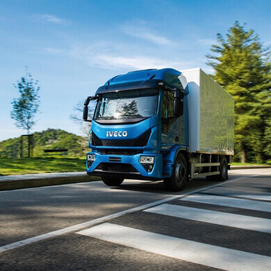 Tir Iveco Autotreno Iveco di colore blu in sosta su strada.