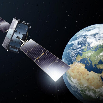 Satellite in orbita intorno alla terra