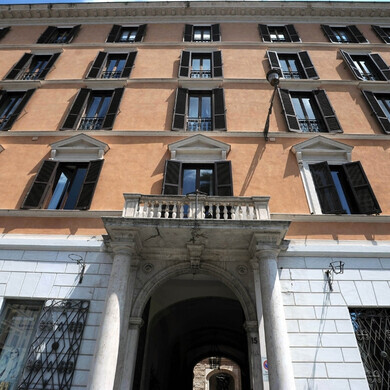 Ingresso della sede di Mediobanca in Piazza di Spagna