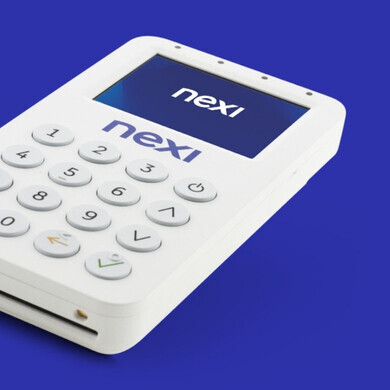 Pagamento Nexi Transazione digitale effettuata tramite Nexi, con smartphone e POS.