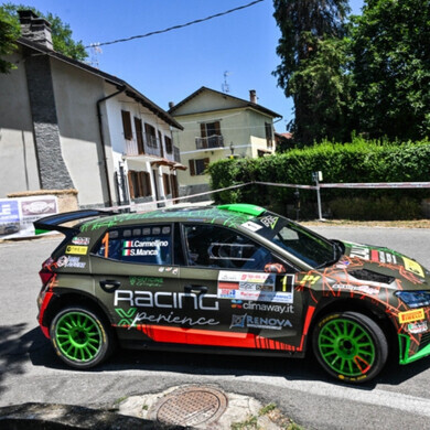 Pilota Carmellino durante una gara, con pneumatici Pirelli 800, in azione su pista asfaltata ad alte prestazioni.