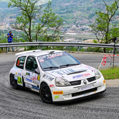l pilota Millery guida la sua moto equipaggiata con pneumatici Pirelli 800, catturato in curva durante una competizione.