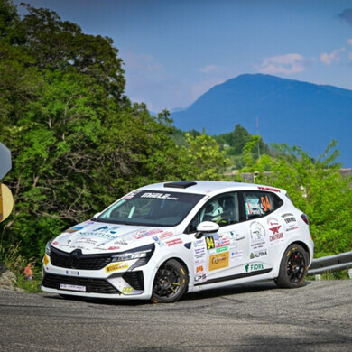 Nicolet alla guida di una vettura sportiva con pneumatici Pirelli 800, ritratto durante una sessione di gara.